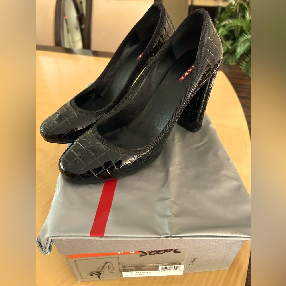 Authentic Prada Calzaturra Donna Patent Leather pumps, size 39